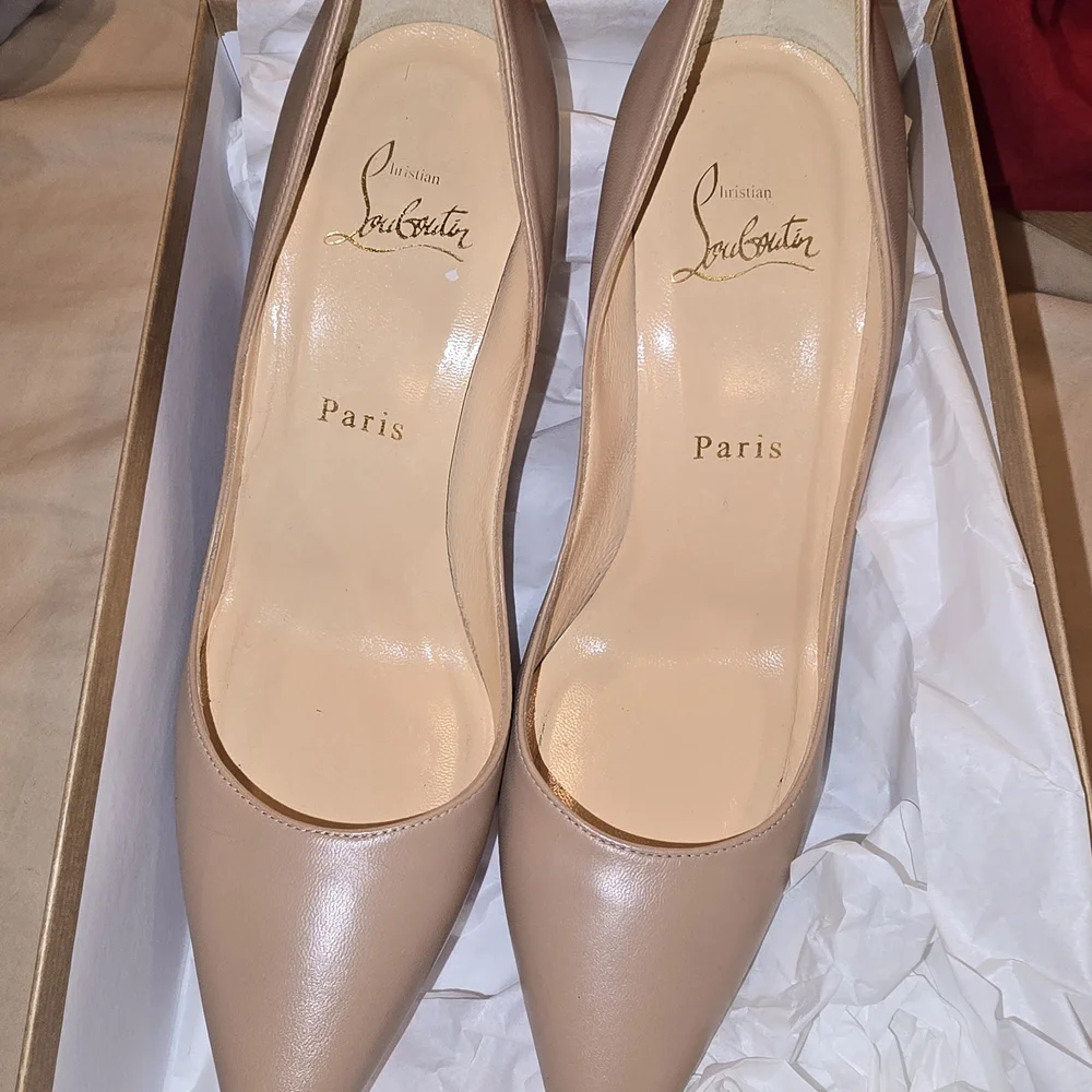 Christian Louboutin Nude Leather Pointed-Toe Pump with Red Sole - Picture 10 of 10